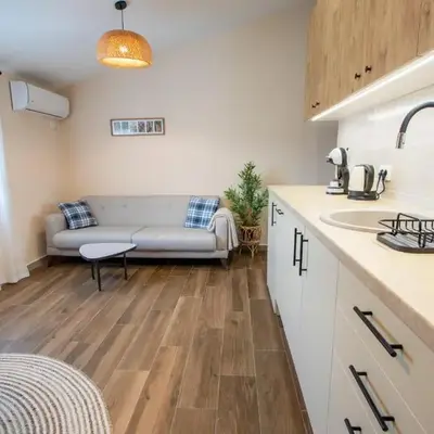 Bright & Cozy Apartment in quiet area near Airport