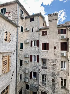an old stone building with windows and a tower at sar 5 in Kotor