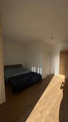 a bedroom with a bed and a wooden floor at Apparteman donij stoj in Ulcinj