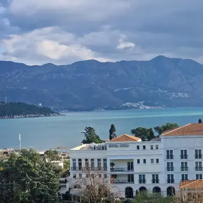 New sea view luxury apartment in center