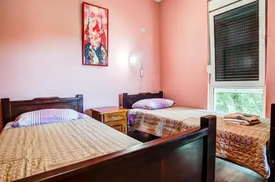 two beds in a room with pink walls at Villa Elkom, App 16 in Ulcinj