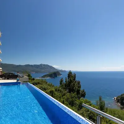 Top-hill stunning view 2 bdr apt with swimming pool