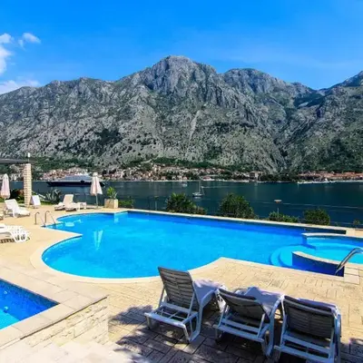 2BDR apartment with pool -B3